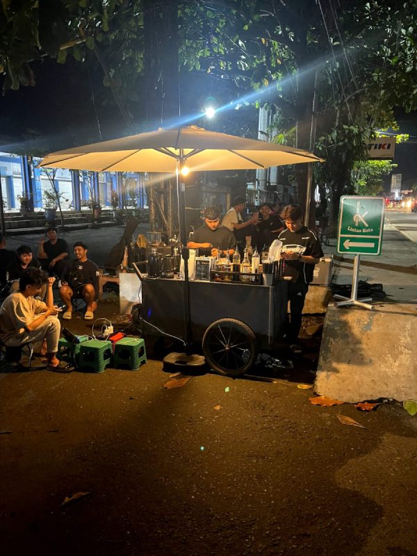 Lintas Kota: Kedai Kopi Jalanan Anak Muda yang Menghidupkan Malam